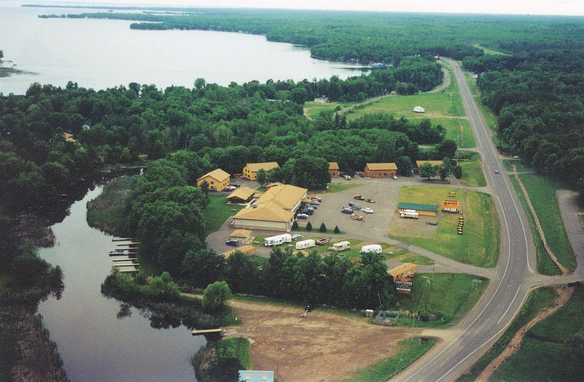 Mcquoid'S Inn And Event Center Isle Exterior foto